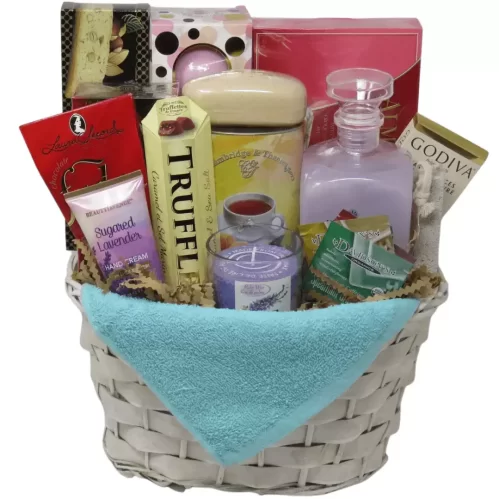 A relaxing spa gift basket makes a perfect gift | Un panier-cadeau spa relaxant fait un cadeau parfait. De Montpetit Creations.