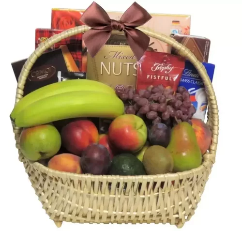 We have a great selection of fruit gift baskets filled with fresh fruit and chocolates from Montpetit Creations. Free delivery in Montreal, The West Island, Brossard, and Laval. | Un délicieux panier cadeau fruits remplis de chocolats premium. Livraison gratuite a Montreal, Laval, et Rive-Sud