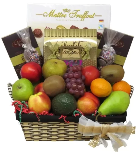 Un panier cadeau fruits avec une sélection de chocolats fins. Livraison gratuite dans la région de Montréal. | We have fruits gift baskets with fine chocolates. Free Montreal area delivery.