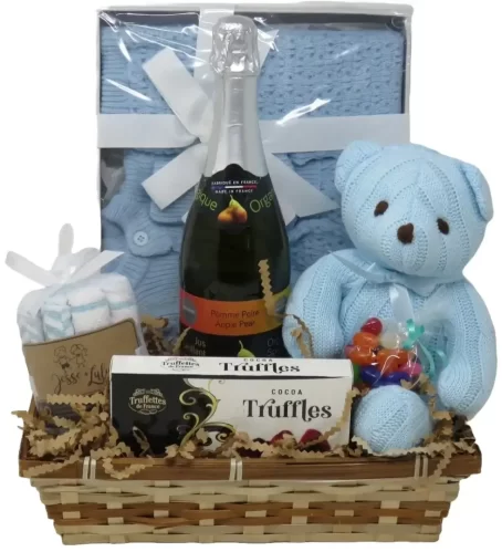 Baby gift basket with knitted clothes | Panier bébé avec articles en tricots