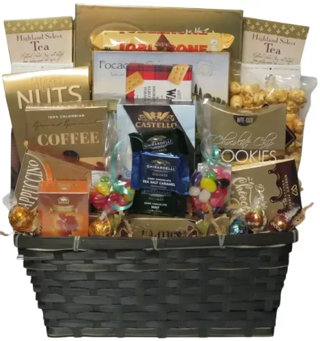 Un panier cadeau gourmand et chocolaté contenant du fromage, des chocolats fins, du café et des collations | A gourmet and chocolate gift basket containing cheese, fine chocolates, coffee, and snacks