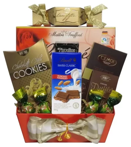 Panier cadeau. Un ravissant panier rempli de chocolats premium. | Gift baskets Montreal Chocolate. A delightful baskets filled with premium chocolates. Montpetit Creations.